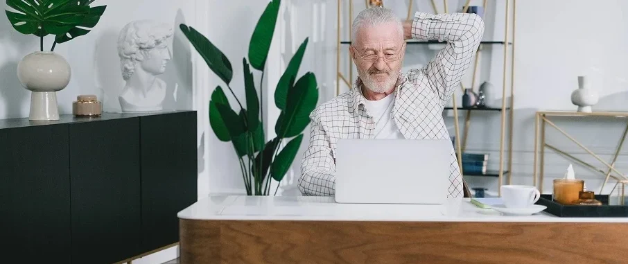 Ιδιοκτήτης ξενώνα αναλύει στατιστικά στοιχεία κρατήσεων σε φορητό υπολογιστή.