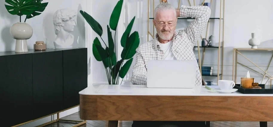 Vlasnik pansiona analizira statistiku rezervacija na prijenosnom računalu.