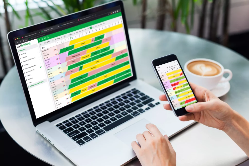 Online-Buchung von Unterkünften - Herbergsbesitzer nutzt BedBooking-App auf Laptop und Smartphone.