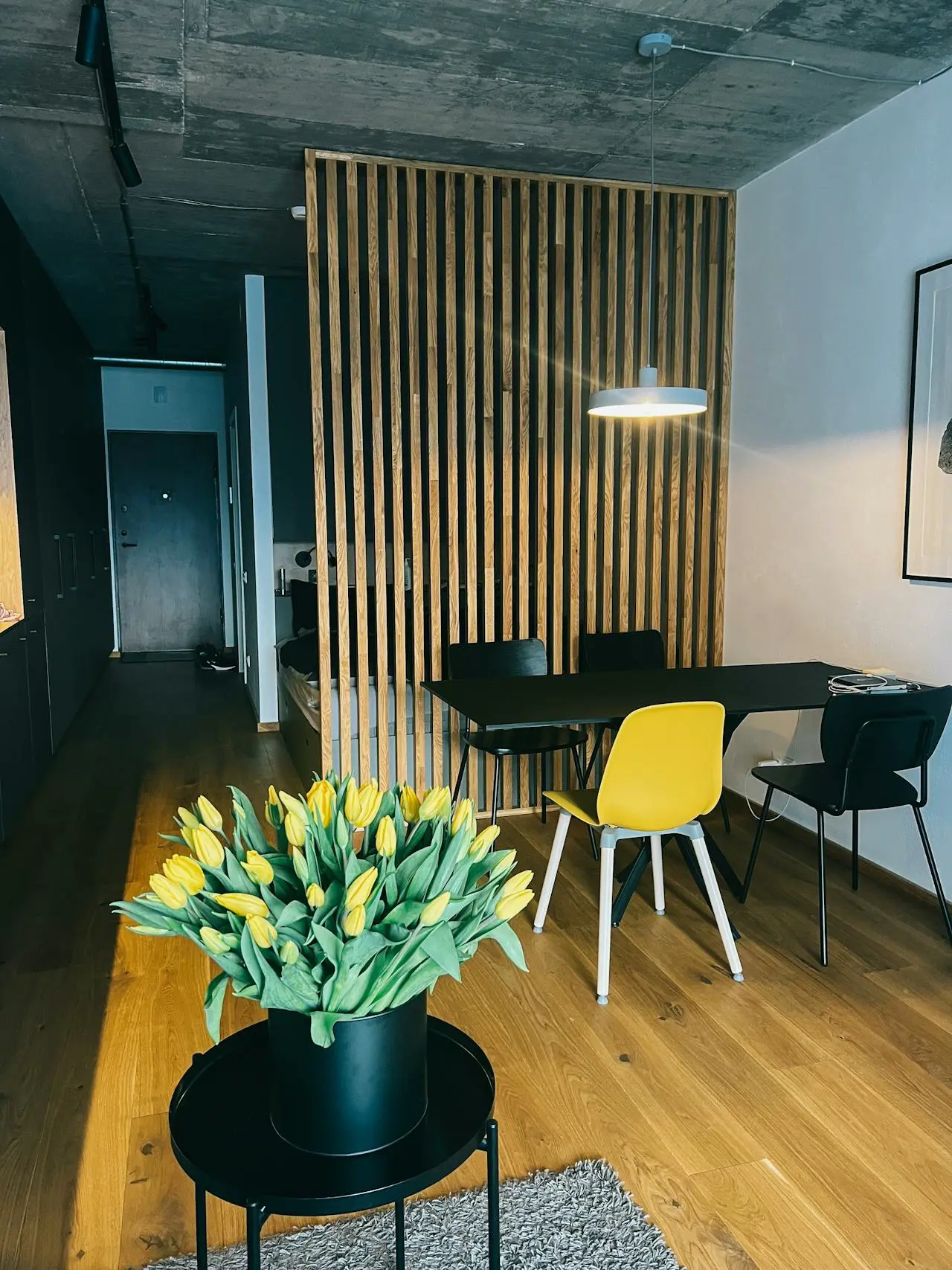 Букет свежих тюльпанов в арендованной квартире - идеальный акцент для весеннего украшения интерьера.