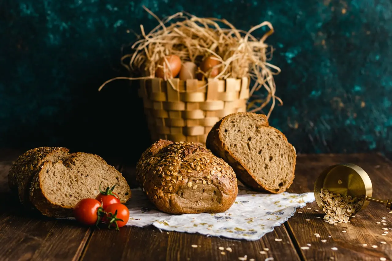 Chleb z lokalnej piekarni, świeże jajka i pomidory – tradycyjne produkty regionalne z ekologicznych gospodarstw.